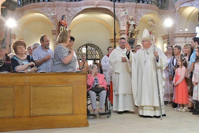 Slavnostní požehnání a mše v kostele Navštívení Panny Marie v Horní Polici po dvouletém uzavření a restaurování. Celebroval biskup litoměřický Jan Baxant.