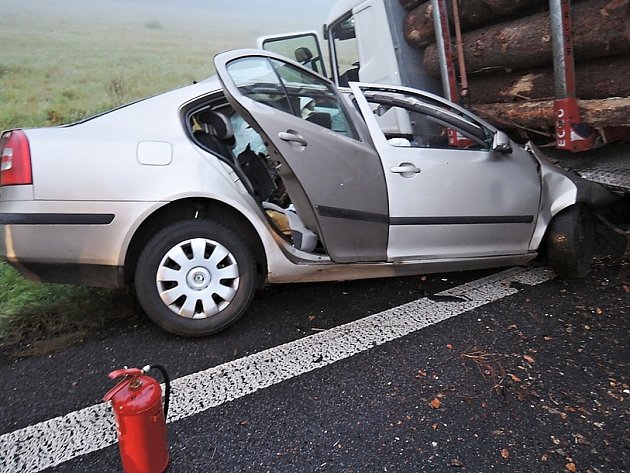 V pondělí ráno došlo k tragické nehodě na komunikaci mezi Jestřebím a Zahrádkami, kde se střetl tahač plně naložený dřevem s osobním automobilem Škoda Octavia.