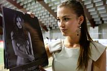 Stranu kalendáře se svým portrétem představuje Leona Bubáková. Kalendář, který nafotily hráčky českolipského ženského florbalového týmu, pokřtil Dominik Hašek.