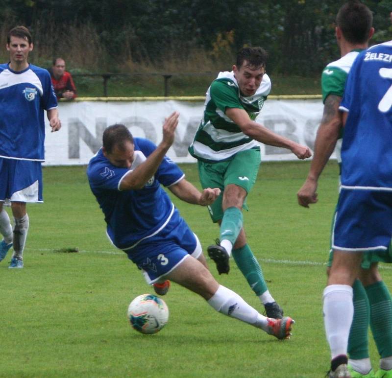 Nový Bor (zelenobílé dresy) doma přejel Železný Brod 5:1.