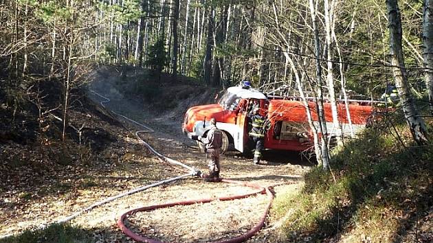 Požáry přírodních porostů se vyznačují rychlým šířením na velkých plochách a jejich likvidace je zdlouhavá. Snímek je ze čtvrtečního zásahu v Kněžicích.