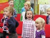 Čtyřicet dětí ve věku od 3 do 6 let pravidelně dochází na zkoušky do přípravného oddělení Českolipského dětského sboru nazvaného Lísteček.