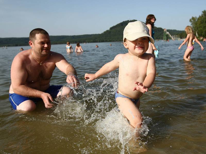 Kdo chtěl přežít, šel k vodě. Máchovo jezero mělo necelých 25 stupňů.