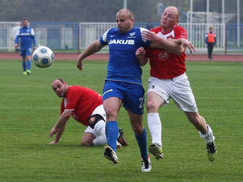 Česká Lípa - Mírová 8:1. Kovář s Hejdukem neudrželi Švehlu a ten střílí svou čtvrtou branku a zvyšuje na 8:1 pro Lípu.