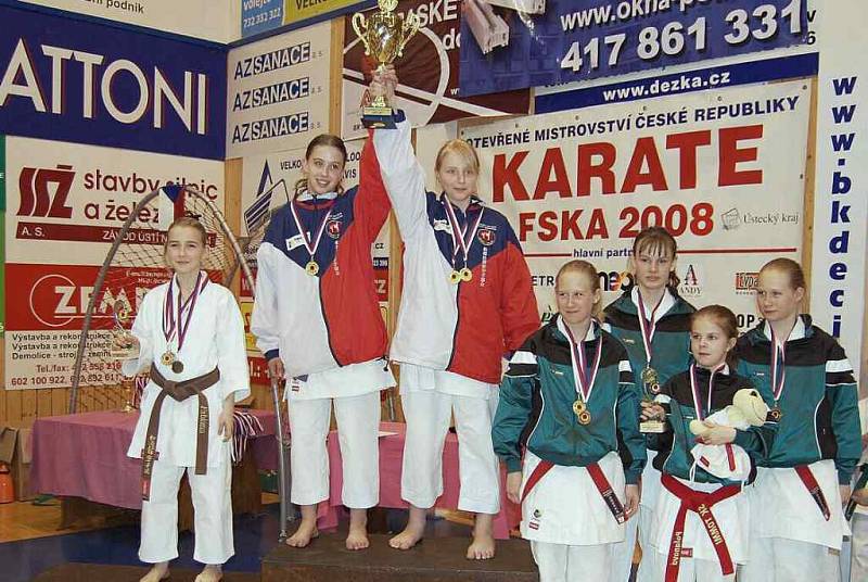 Za nejúspěšnější klub MČR FSKA v karate přebírá pohár Zlatohlávková a Bittnerová ze Sport Relaxu.