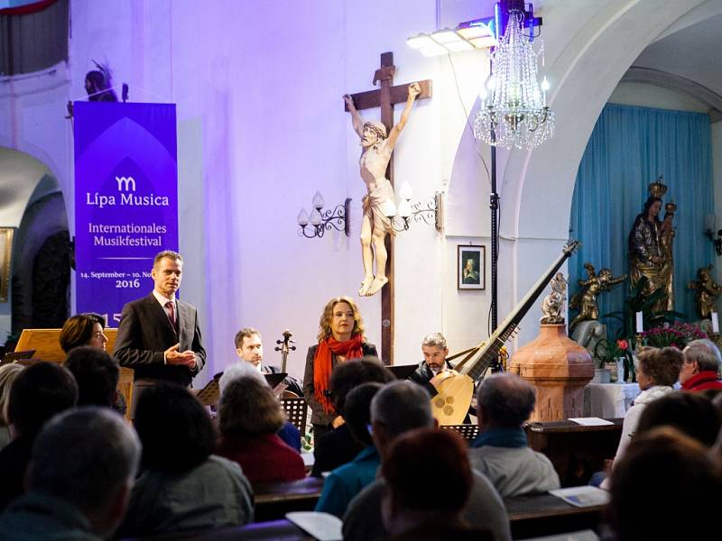 Zaplněný kostel sv. Petra a Pavla v Mimoni byl v neděli odpoledne svědkem jedinečného zážitku v podobě legendární skladby Loutna česká v podání souboru Ensemble Inégal.