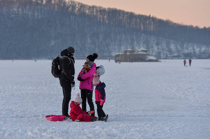 Zamrzlé Máchovo jezero.