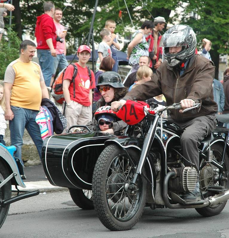 Součástí oslav byl Šenovský závod do vrchu, na kterém se představila  historická vozidla vyrobená do roku 1940. 