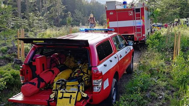 Ze skály do potoka v obci Mařeničky na Českolipsku spadla v pátek večer žena.