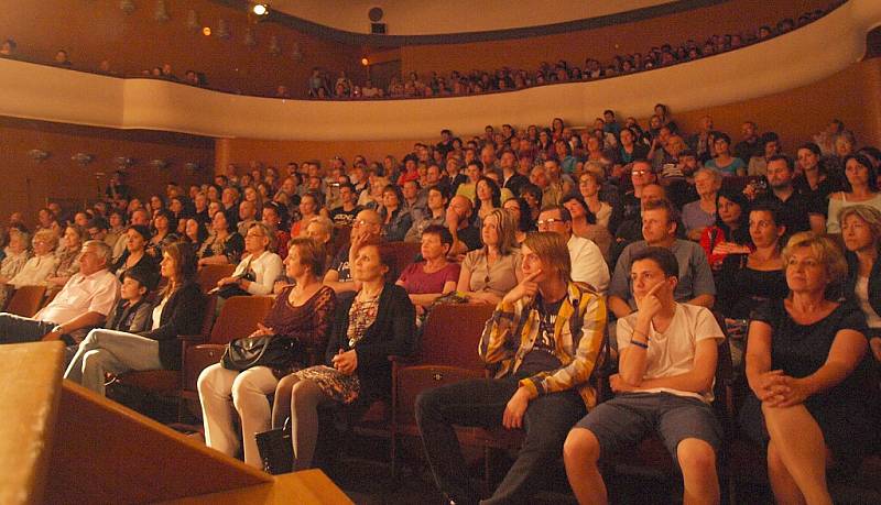 Akademie žáků novoborské základní školy náměstí Míru.