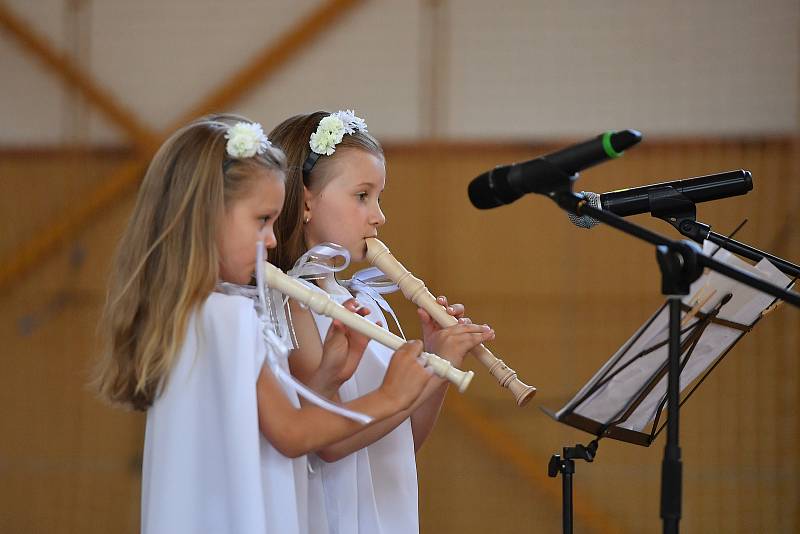 V českolipské školce se loučili s předškoláky a vítali nové děti.