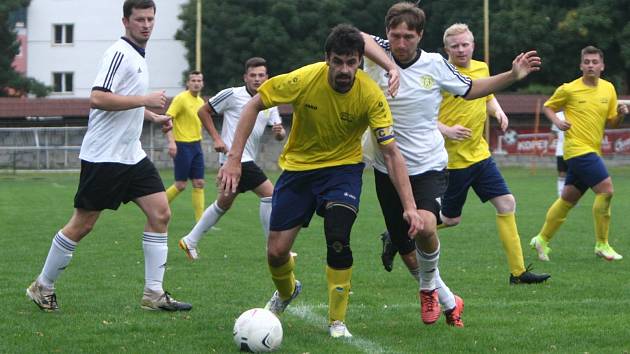 Lokomotiva Česká Lípa (žluté dresy) - Košťálov/Libštát 0:2. Koldovský se snaží zastavit pronikajícího Česeneka.