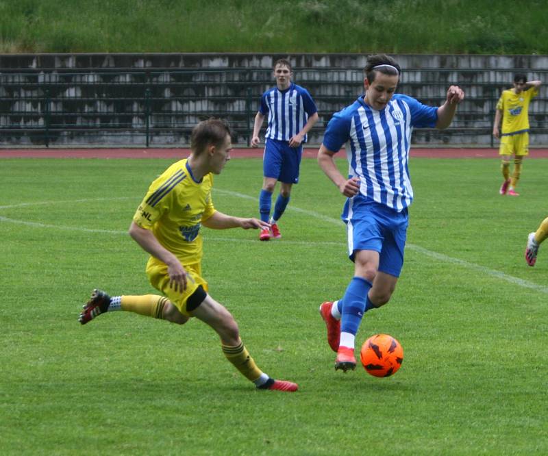 Starší dorostenci České Lípy (modré dresy) doma porazili Varnsdorf 3:1.