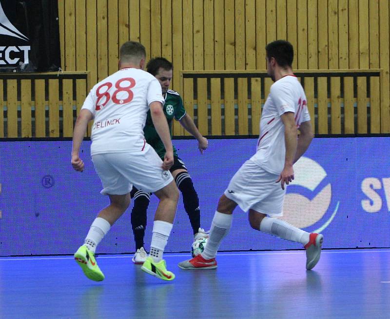 Futsalové derby ovládl Liberec (v bílém) který vyhrál v České Lípě 6:1.