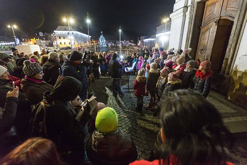 U novoborského kostela Nanebevzetí Panny Marie se na akci Česko zpívá koledy sešlo přes sto lidí.