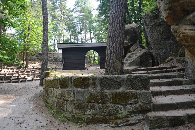 Koupání i hrad ve Sloupu v Čechách letos objevují noví turisté.