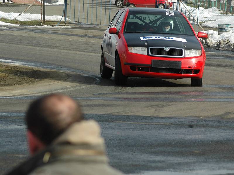 Na start čtvrtého dílu se postavilo dvaačtyřicet posádek, které si tak mohly vyzkoušet pocity účastníků Rally Bohemia nebo Setkání mistrů.