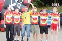 Vítězný tým MS Auto z Tour de Zeleňák (zleva): Josef Semerád, Miroslav Hanus, Petr Nováček, Tomáš Reichelt, Jaromír Svoboda a Martin Munzar. 