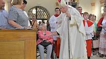 Slavnostní požehnání a mše v kostele Navštívení Panny Marie v Horní Polici po dvouletém uzavření a restaurování. Celebroval biskup litoměřický Jan Baxant.