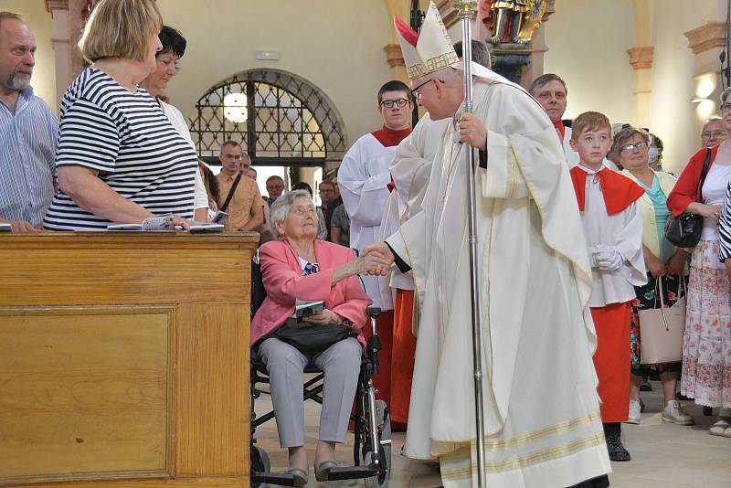 Slavnostní požehnání a mše v kostele Navštívení Panny Marie v Horní Polici po dvouletém uzavření a restaurování. Celebroval biskup litoměřický Jan Baxant.