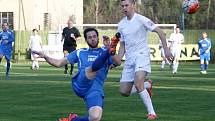 Doksy - Česká Lípa 0:0. Vaňátko (Doksy - v modrém) odvrací míč před Kýčkem.