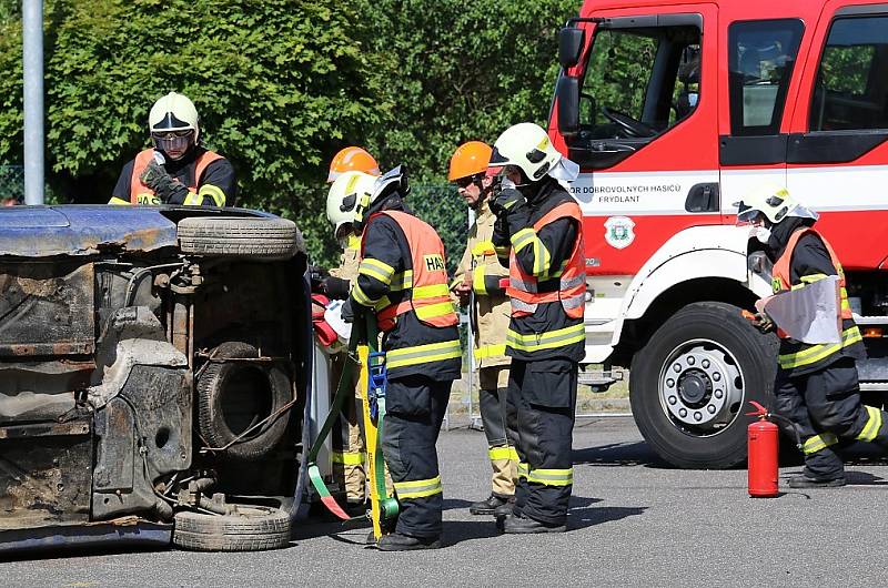 Krajskou soutěž profesionálních hasičů ve vyprošťování zraněných osob z havarovaných vozidel hostil Jablonec nad Nisou. 