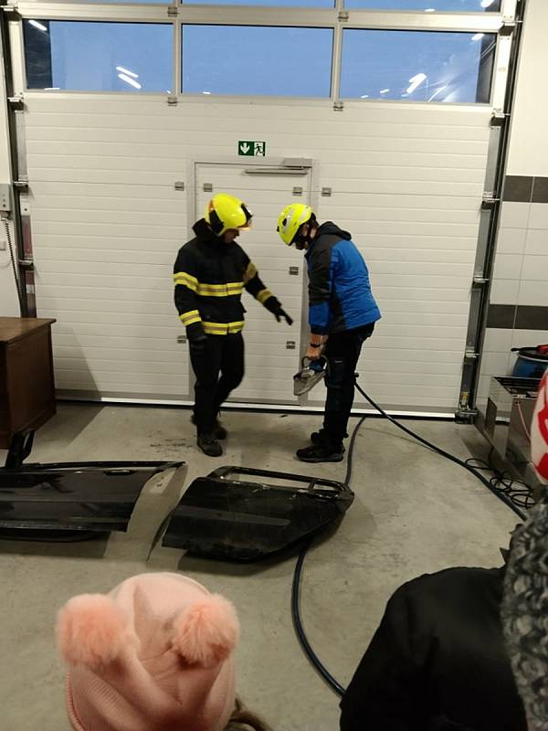 Mladí hasiči SDH Sloup v Čechách navštívili stanici dobrovolných hasičů v Zákupech.