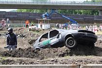 Milovníci adrenalinu si přišli o víkendu na své na Autodromu Sosnová, který hostil tradiční demoliční závod autovraků Destruction derby.