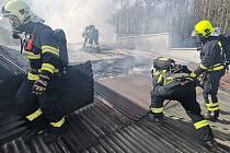 V Novinách pod Ralskem hořela střecha haly, muselo být evakuováno 23 lidí