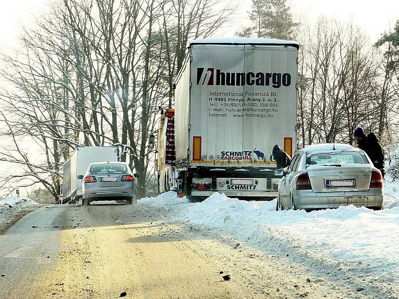 Některým řidičům zkomplikoval cestu sníh a také ledovka. 