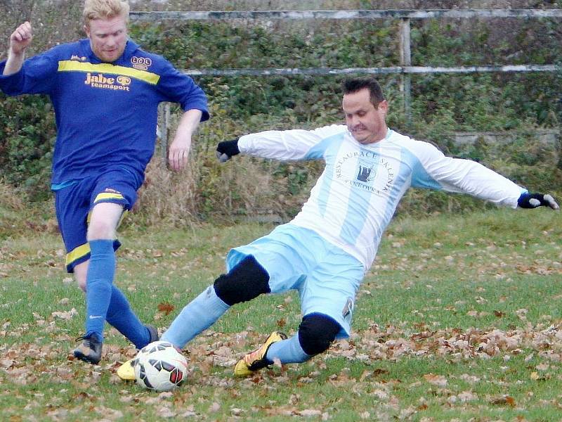 Lokomotiva Č. Lípa vyhrála v Dolní Libchavě na penalty. Lebduška zastavuje akci Horáčka.