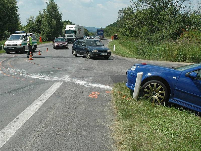 Vážná nehoda u Dobranova, která si vyžádala jedno těžké a čtyři lehká zranění, zablokovala na několik hodin dopravu. 