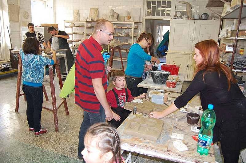 V sobotu 12. listopadu pořádala sklářská škola v Kamenickém Šenově za hojné účasti návštěvníků další den otevřených dveří. 