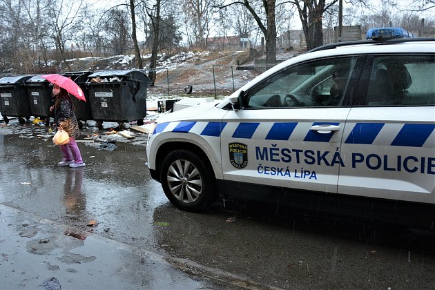 Strážníci Zdeněk Šafránek a Dalibor Pospíšil z Městské policie v České Lípě se do služby těší. Své povolání berou jako poslání, při kterém dbají na pořádek, ale mohou pomáhat svým spoluobčanům v řadě obtížných okamžiků. Nevyjímaje ani ty jedince, s nimiž 