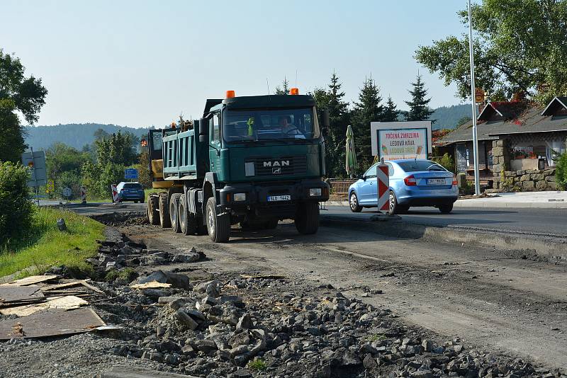 Okružní křižovatka vzniká na rušných trasách - silnicích I/9 a I/15 v Zahrádkách u České Lípy.