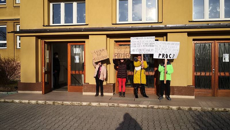 U vstupu do školy v Doksech ve středu přibyli demonstrující