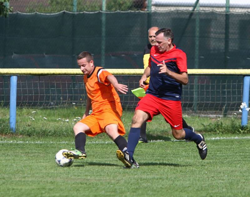 Domácí Sparta Sosnová (tmavší dresy) podlehla Dubnici 0:1.  