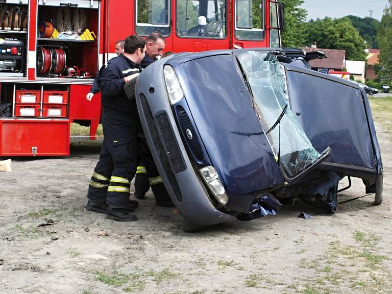 Taktické cvičení dobrovolných hasičů ze Zákup, Žandova, Nového Oldřichova a německého Reichenbachu.