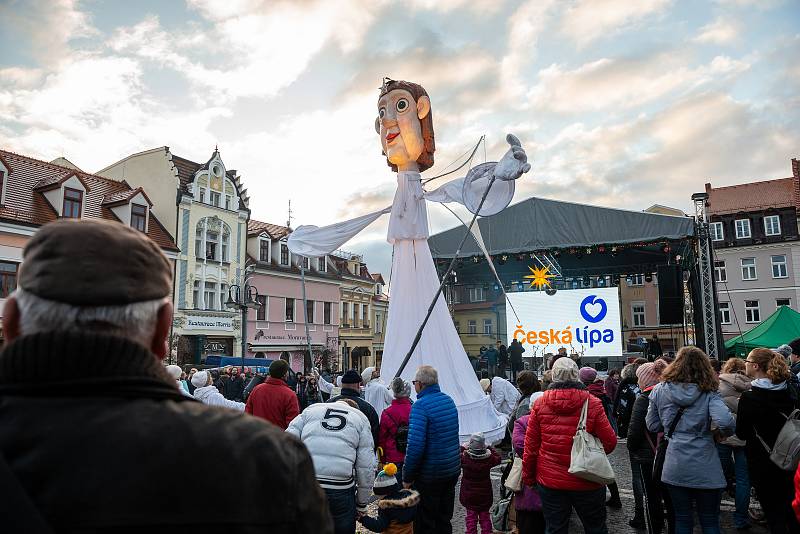 Rozsvícení vánočního stromu v České Lípě s koncertem Ewy Farne.