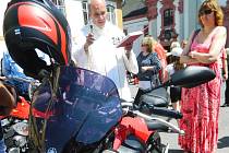 Rektor baziliky a děkan farnosti v Jablonném v Podještědí Pavel Mayer v sobotu požehnal motorkářům a jejich mašinám.