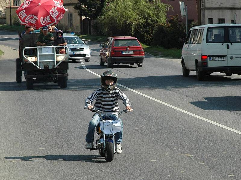 Malotraktory a vehikly všeho druhu se proháněly o víkendu obcí Kravaře, během pátého ročníku Vehicle Grand Prix Kravaře 2010.