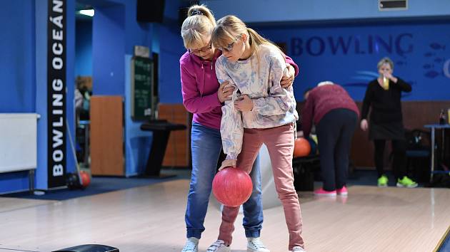 První ročník bowlingového turnaje na počest bývalé ředitelky Ludmily Chaloupkové, která vedla českolipskou odbočku organizace pro nevidomé a slabozraké SONS a po vážné nemoci zemřela.