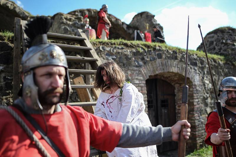 Pašije na českolipském hradě Lipý v podání ochotnického spolku OSLI a příležitostného orchestru ZUŠ Česká Lípa.