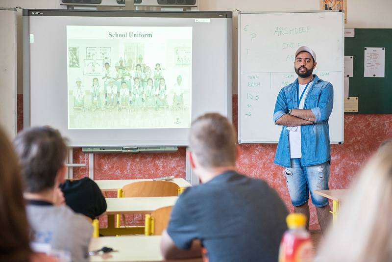 Třetí zářijový týden proběhl na ZŠ Partyzánská v mezinárodním duchu. Zavítali sem studenti z nejrůznějších koutů světa v rámci projektu EDISON.