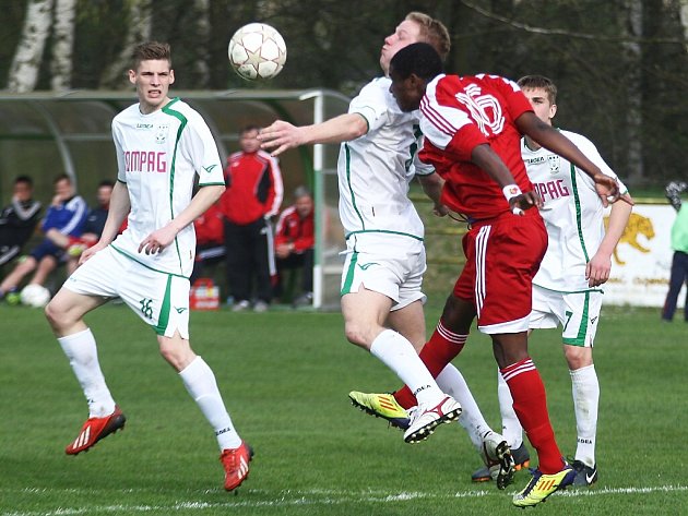 Nový Bor - Brozany 2:2. Kaňkovský (Nový Bor - v bílém) v hlavičkovém souboji s Ukou.