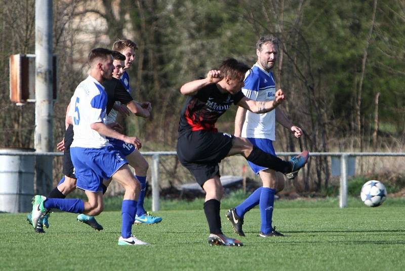 Hosté od řeky Ploučnice (tmavé dresy) podlehli Velvarům 2:5.