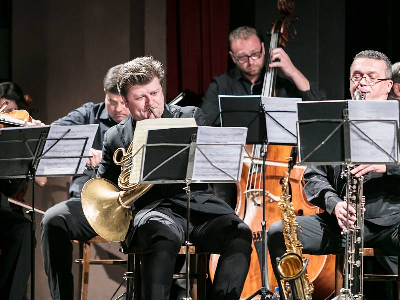 Lípa Musica nabídla na státní svátek 28. října v Městském divadle v Novém Boru slavnostní setkání s Radkem Baborákem a jeho Orquestrinou. 