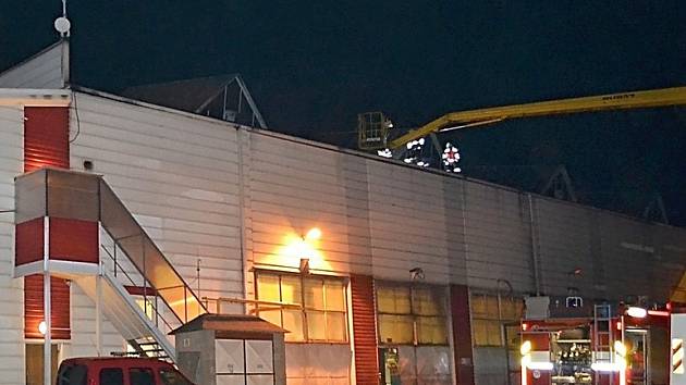 Ve čtvrtek večer zasahovalo sedm jednotek hasičů u požáru průmyslového objektu v obci Noviny pod Ralskem.