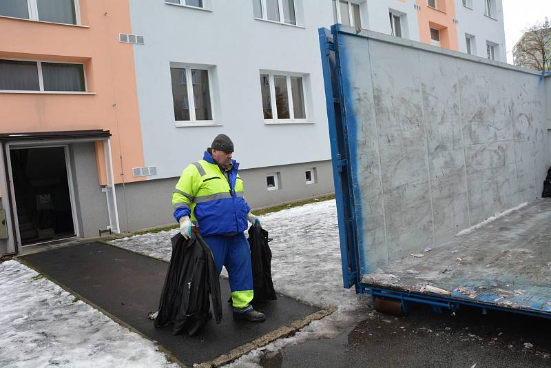 Vyhořelý byt na českolipském sídlišti Slovanka v sobotu 9. února po odjezdu hasičů