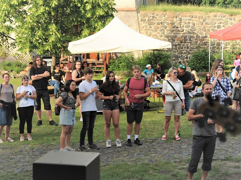 Přehlídka studentských kapel Škola rocku na vodním hradě Lipý v České Lípě